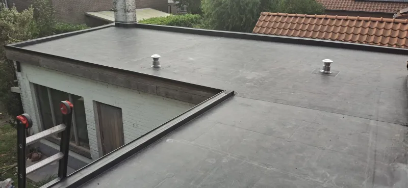 EPDM of roofing? Waarom steeds meer eigenaars kiezen voor EPDM als platdakbedekking